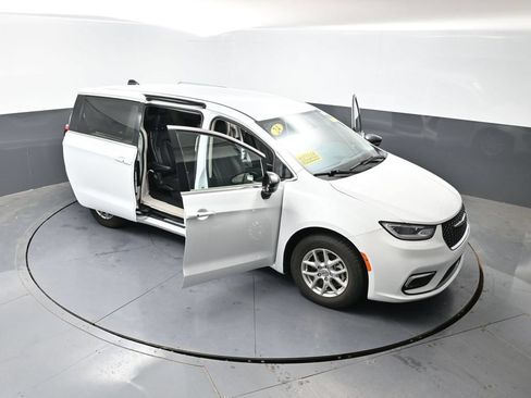Used 2024 Chrysler Pacifica Touring-L FWD image 57