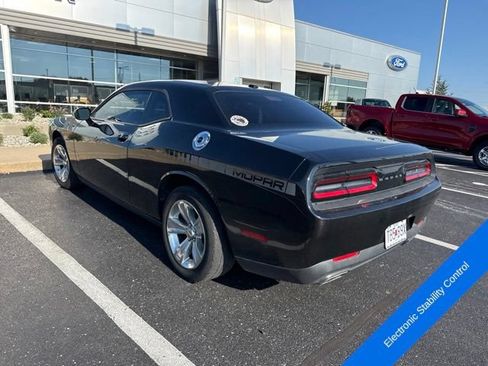 Used 2015 Dodge Challenger SXT RWD image 9