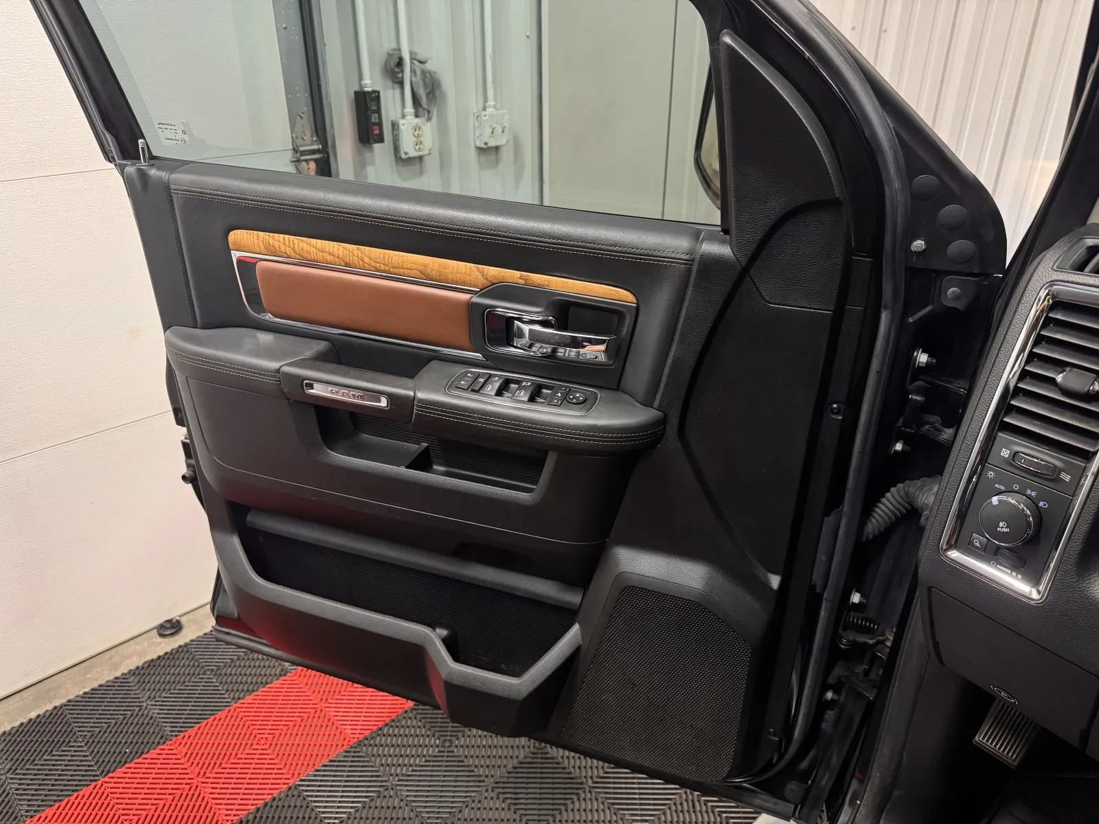 Used 2013 RAM 1500 Laramie Longhorn w/ Convenience Group AWD/4WD image 27