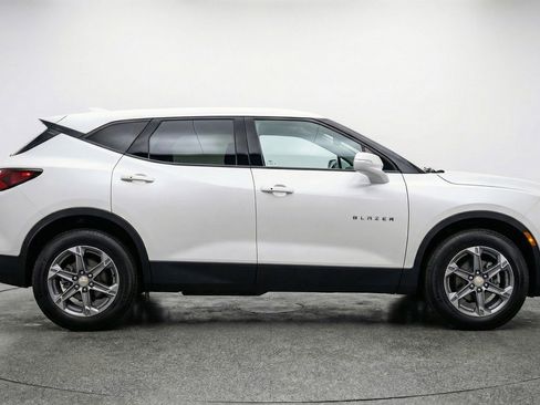 Used 2025 Chevrolet Blazer LT FWD image 11