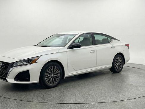 Used 2025 Nissan Altima 2.5 SV FWD image 3