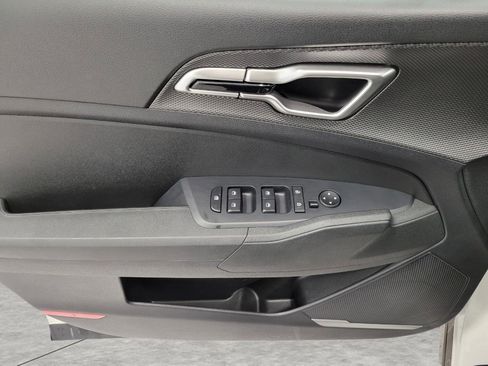 Used 2025 Kia Sportage LX image 25