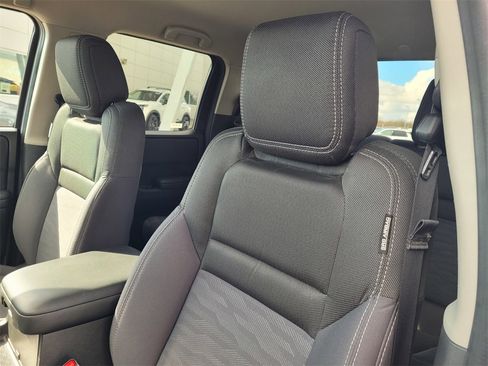 Used 2023 Nissan Frontier SV image 12