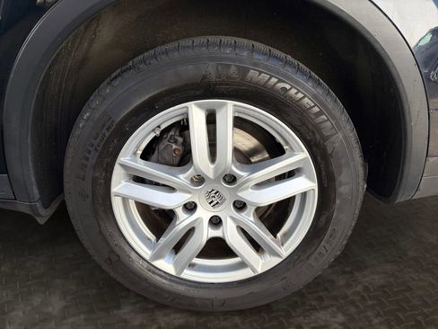 Used 2017 Porsche Cayenne w/ Premium Package AWD/4WD image 36