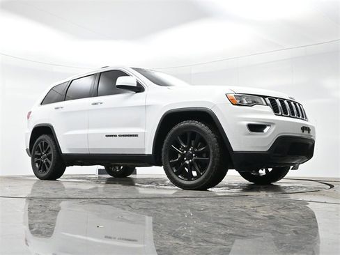Used 2020 Jeep Grand Cherokee Laredo image 9