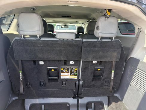 Used 2021 Toyota Sienna XLE FWD image 26