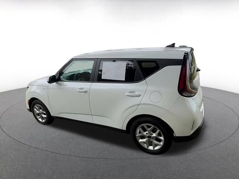 Used 2025 Kia Soul LX w/ LX Technology Package FWD image 10