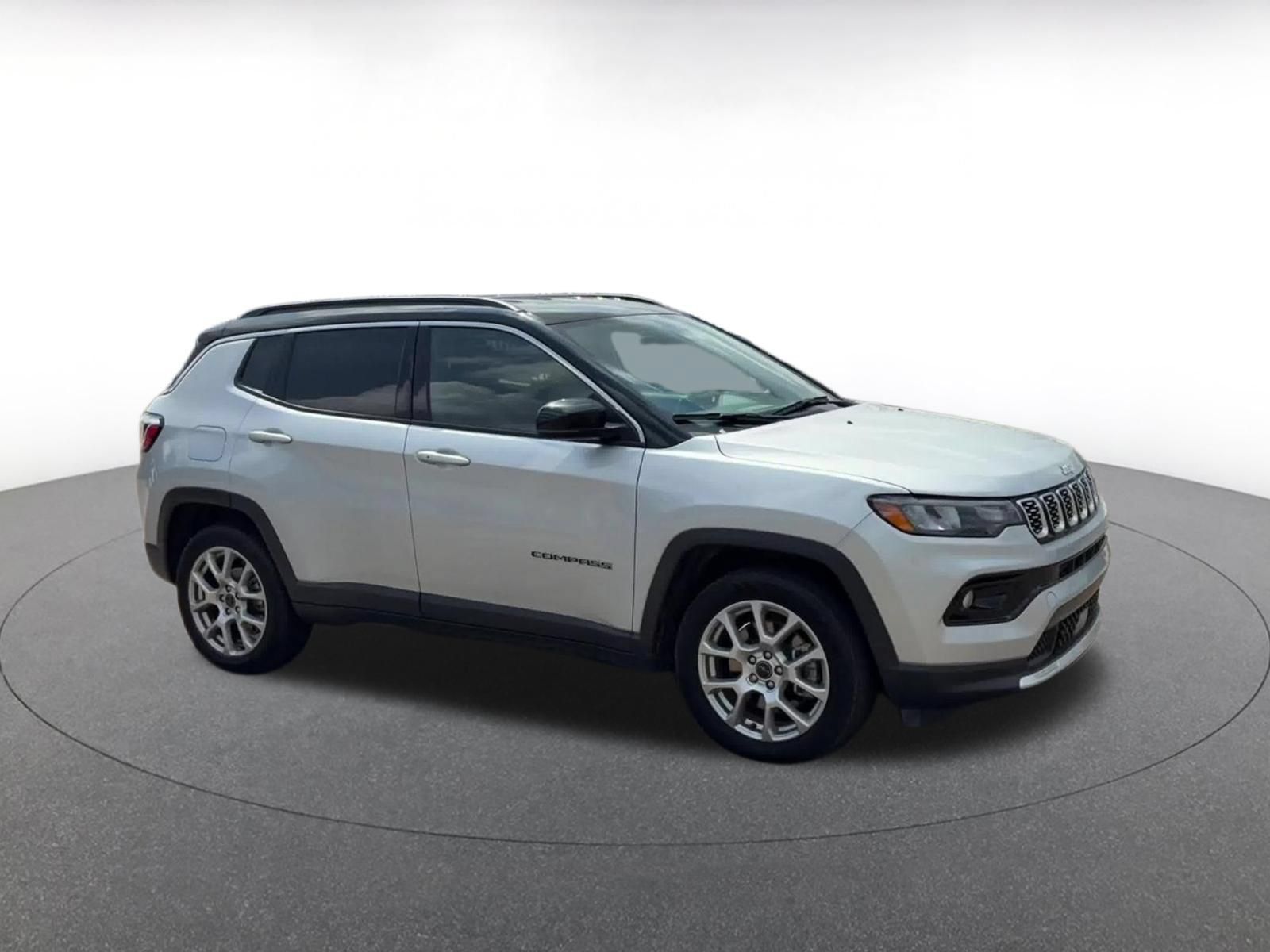 Used 2025 Jeep Compass Limited AWD/4WD image 2