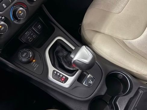 Used 2017 Jeep Cherokee Sport AWD/4WD image 29