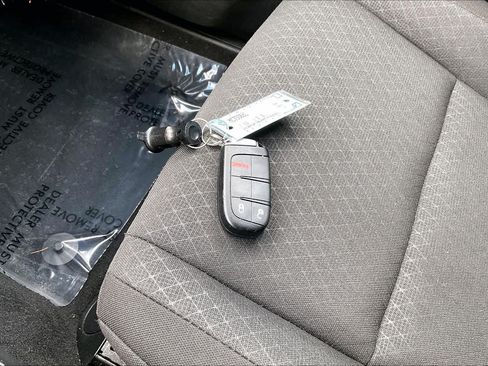 Used 2021 Jeep Grand Cherokee Laredo AWD/4WD image 14