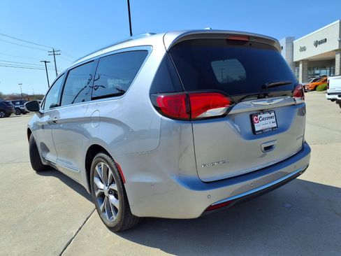 Used 2018 Chrysler Pacifica Limited w/ Tire & Wheel Group image 39