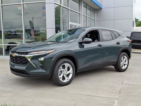 New 2026 Chevrolet Trax LS w/ LS Convenience Package FWD image 2