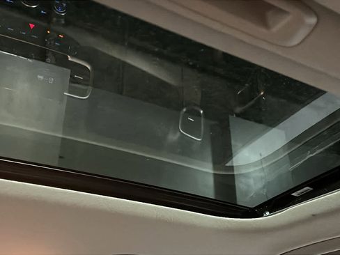 Used 2023 Hyundai Venue SEL FWD image 24