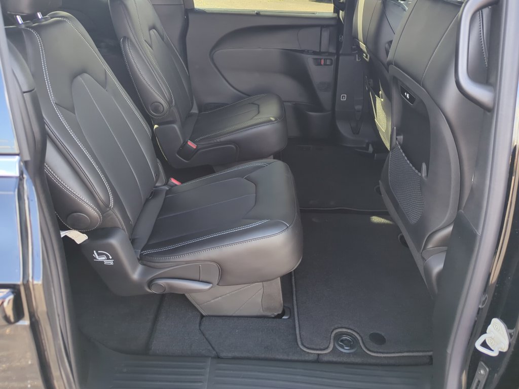 New 2027 Chrysler Pacifica Select AWD/4WD image 46