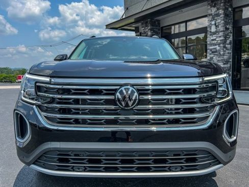 Used 2025 Volkswagen Atlas SE image 2