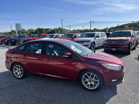Used 2015 Ford Focus SE w/ Equipment Group 201A FWD image 8