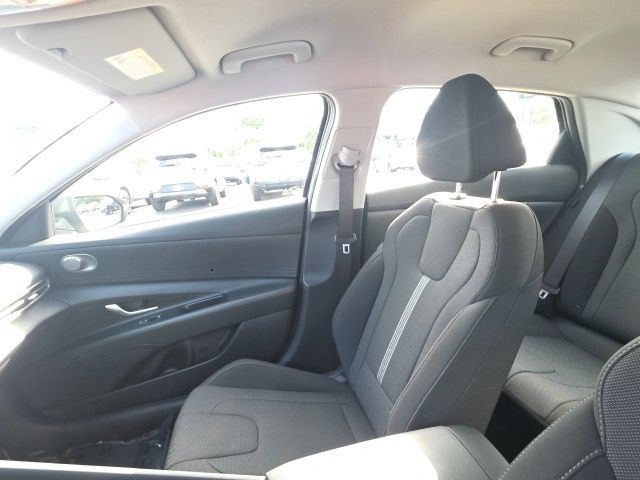 Used 2025 Hyundai Elantra SE FWD image 23