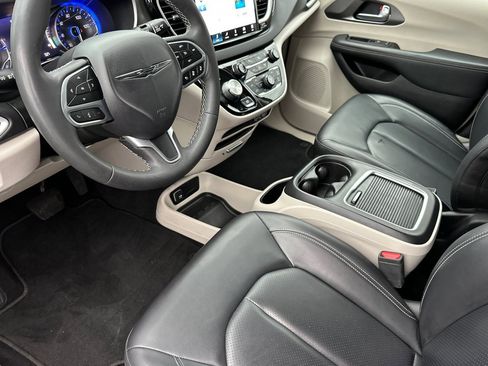Used 2024 Chrysler Pacifica Touring-L image 9