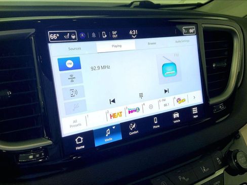 Used 2024 Chrysler Pacifica Touring-L image 6