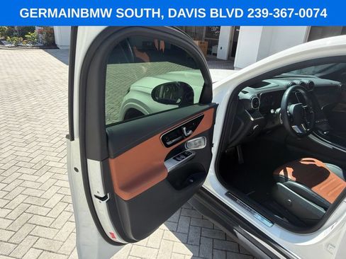 Used 2024 Mercedes-Benz GLC 300 4MATIC image 9