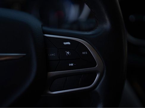 Used 2018 Chrysler Pacifica Touring-L image 15