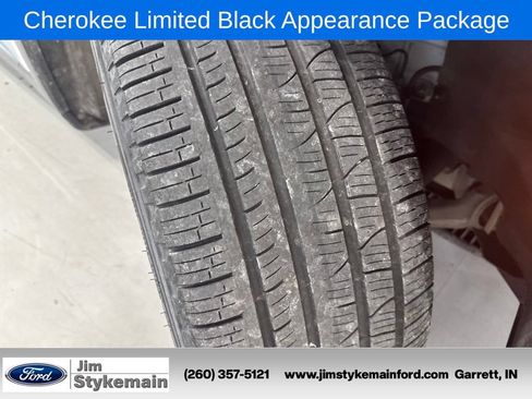 Used 2024 Jeep Grand Cherokee Limited w/ Black Appearance Package AWD/4WD image 10