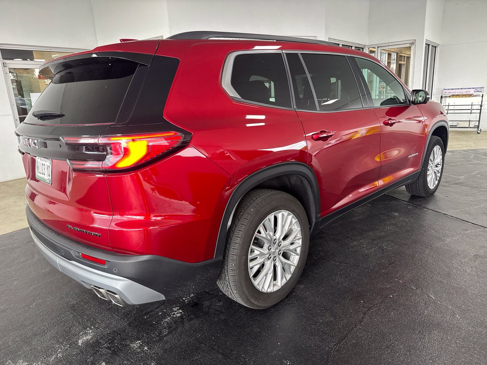 Used 2024 GMC Acadia Elevation AWD/4WD image 3