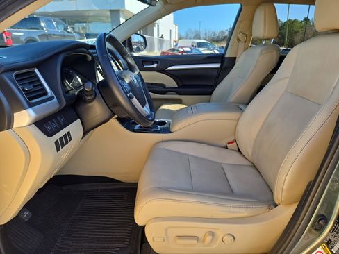 Used 2019 Toyota Highlander XLE image 24