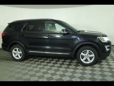 Used 2017 Ford Explorer XLT w/ Equipment Group 202A image 5