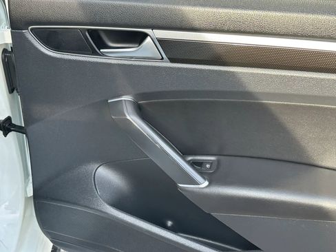 Used 2018 Volkswagen Passat GT image 19