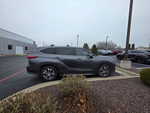 Used 2022 Toyota Highlander XLE image 6