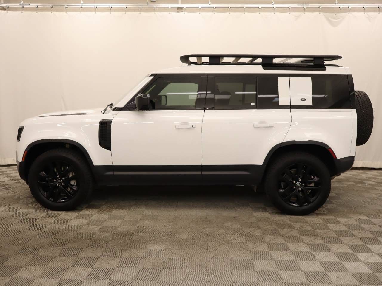 Used 2020 Land Rover Defender 110 HSE AWD/4WD image 2