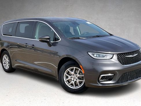 Used 2023 Chrysler Pacifica Touring-L image 21