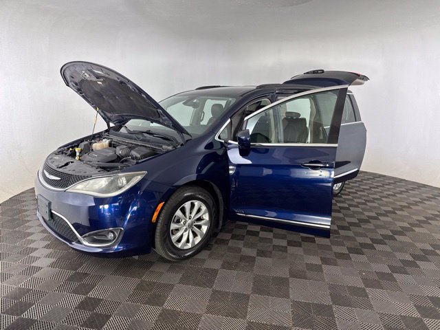 Used 2017 Chrysler Pacifica Touring-L FWD image 12