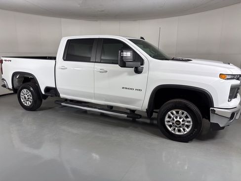 Used 2025 Chevrolet Silverado 2500 LT w/ Convenience Package AWD/4WD image 9