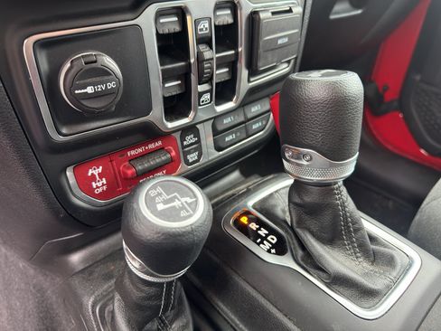 Used 2025 Jeep Wrangler Unlimited Rubicon AWD/4WD image 28