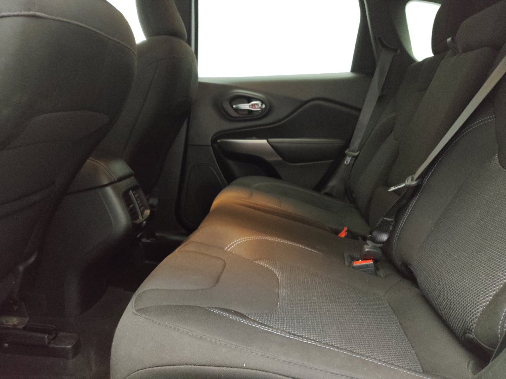 Used 2021 Jeep Cherokee Latitude AWD/4WD image 18