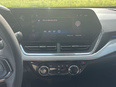 Used 2025 Chevrolet Trax LT FWD image 13