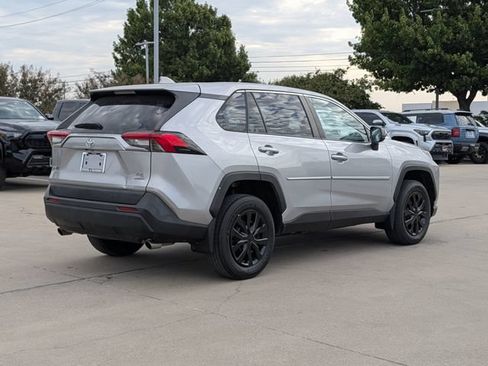 Used 2022 Toyota RAV4 LE AWD/4WD image 6