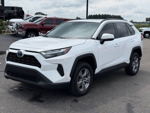 Used 2022 Toyota RAV4 XLE w/ Convenience Package AWD/4WD image 4