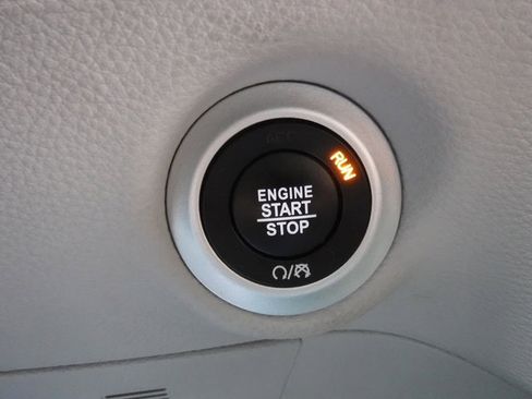 Used 2023 Chrysler Pacifica Touring-L image 23