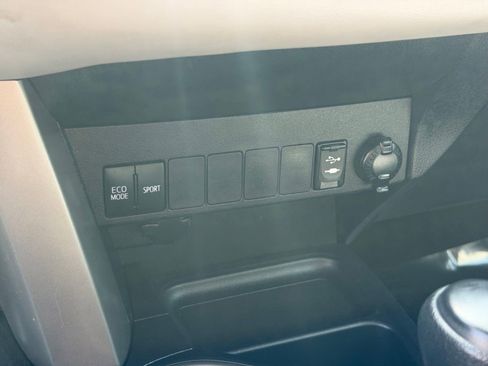 Used 2016 Toyota RAV4 XLE AWD/4WD image 22