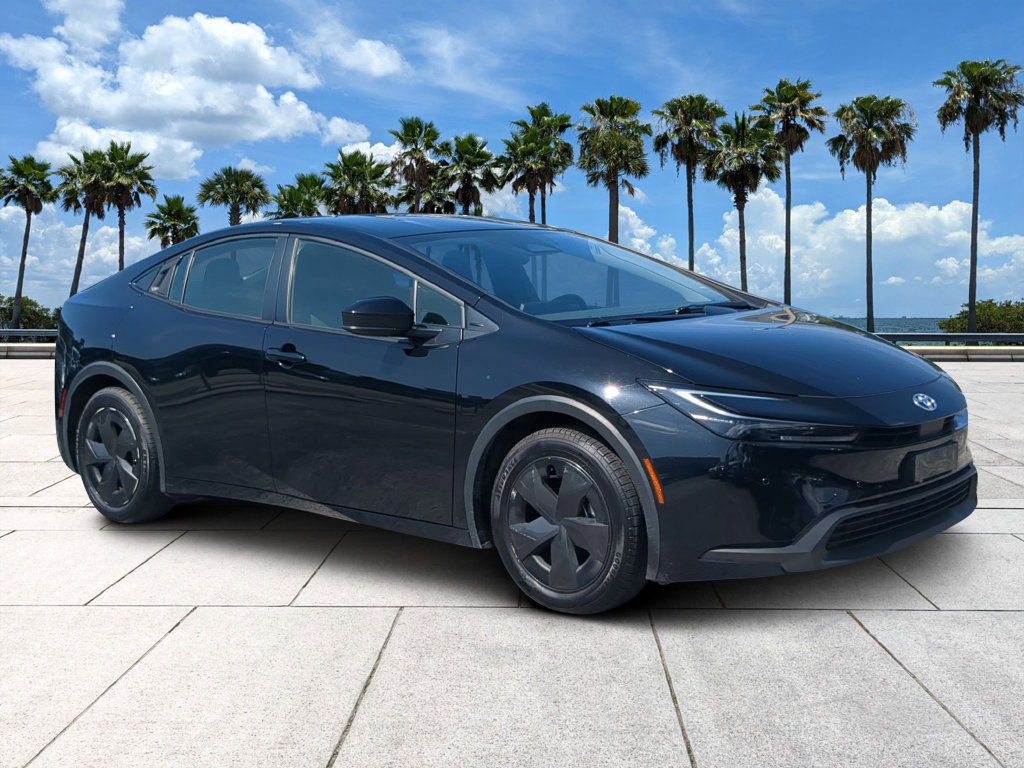 Used 2025 Toyota Prius LE FWD image 3
