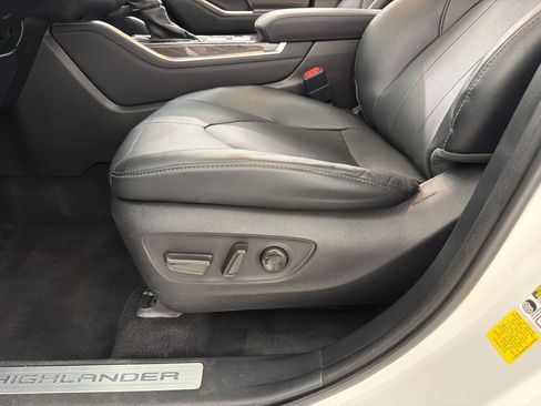 Used 2021 Toyota Highlander Limited FWD image 14