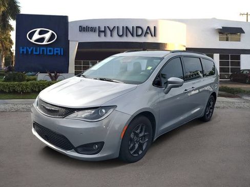 Used 2020 Chrysler Pacifica Touring-L Plus FWD image 3