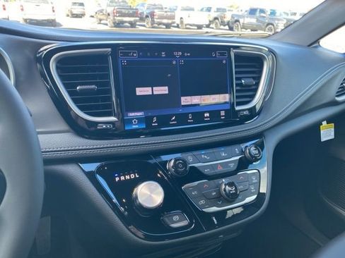 New 2026 Chrysler Pacifica Select image 20