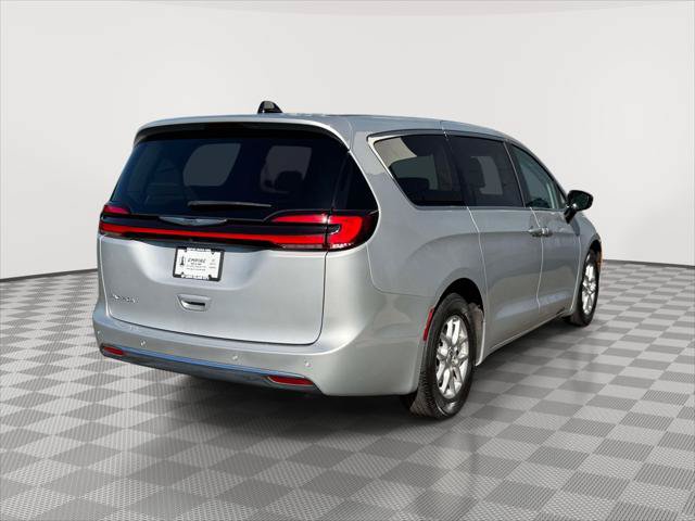 Used 2024 Chrysler Pacifica Touring-L FWD image 7