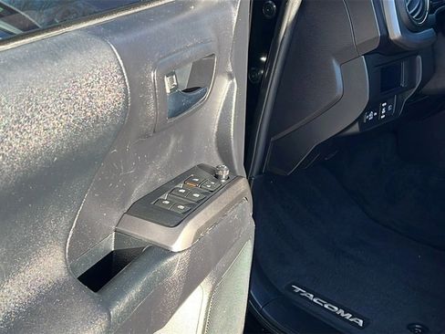 Used 2019 Toyota Tacoma TRD Sport image 11