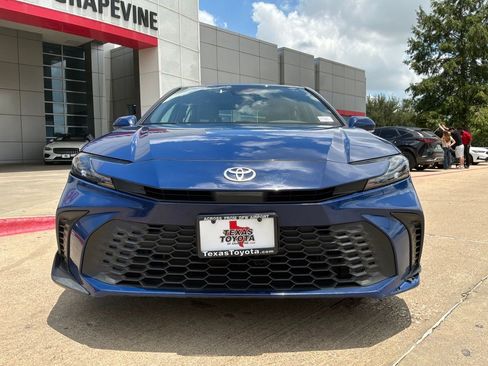 Used 2025 Toyota Camry SE FWD image 3