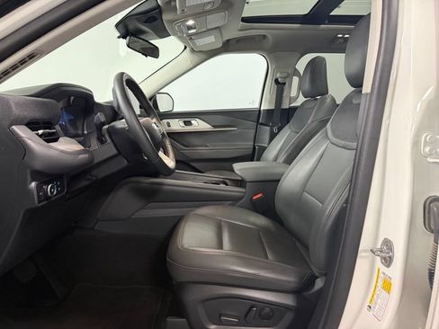 Used 2025 Ford Explorer Active w/ Active Comfort Package AWD/4WD image 9
